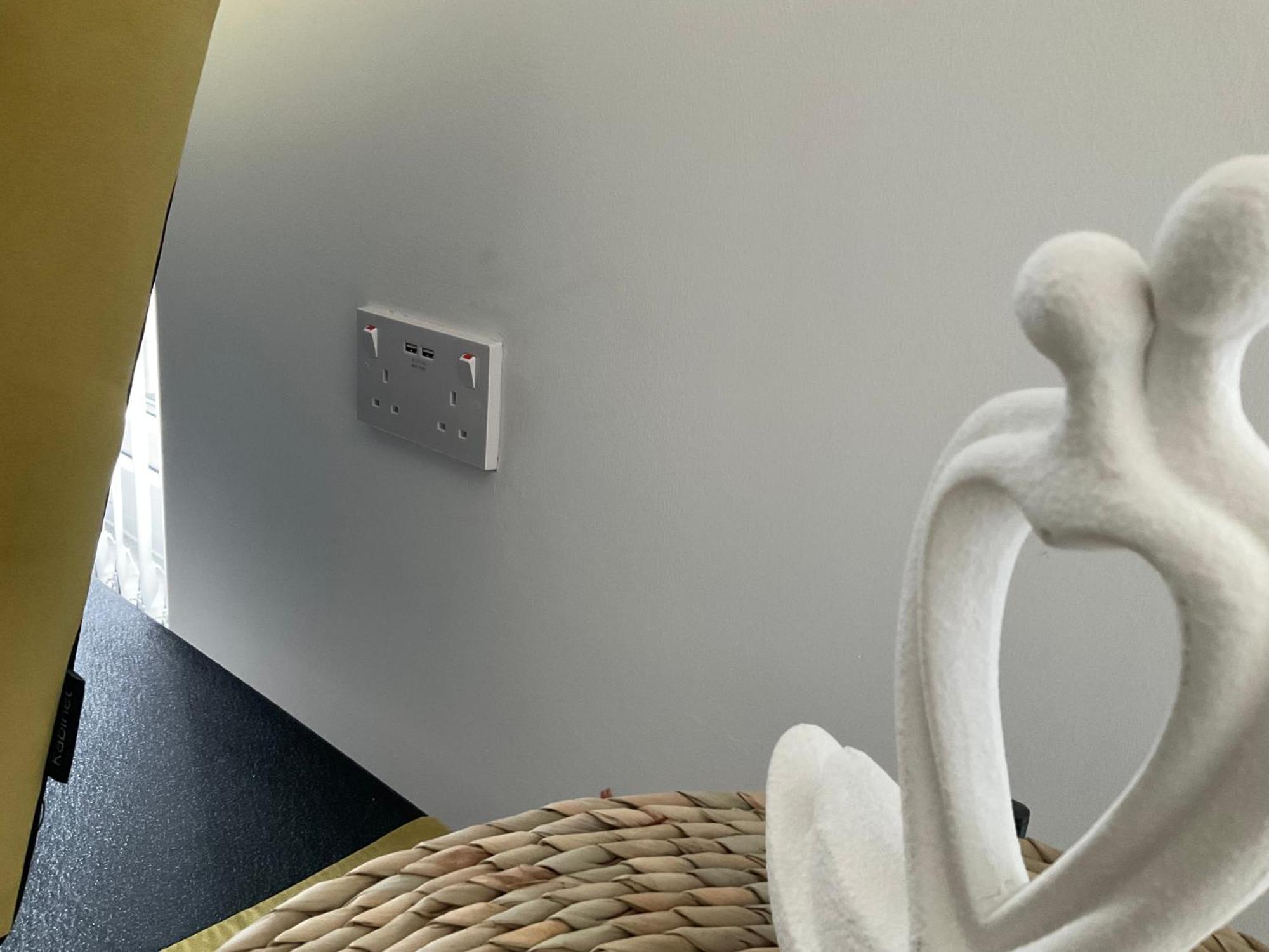 The Parkes A Stylish 3Br House, 5 Mins From Central Birmingham Close To The Edgbaston Stadium, The Hippodrome, Uob, Aston And Bcu, China Town, Kings Heath Bhx Airport And Much More Luaran gambar