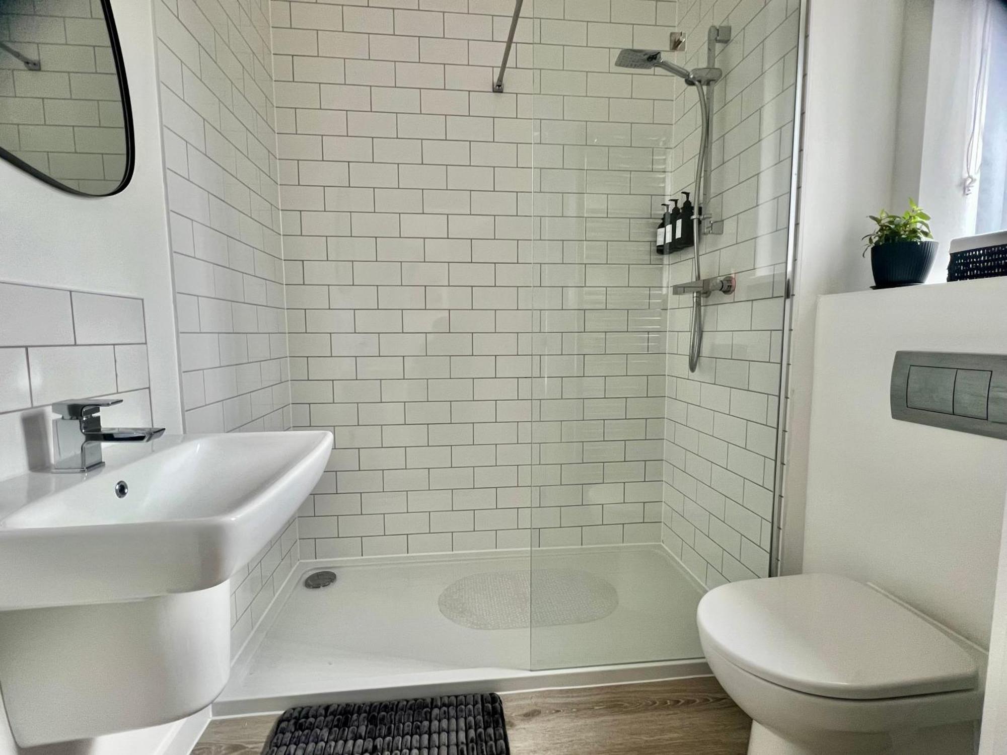 The Parkes A Stylish 3Br House, 5 Mins From Central Birmingham Close To The Edgbaston Stadium, The Hippodrome, Uob, Aston And Bcu, China Town, Kings Heath Bhx Airport And Much More Luaran gambar