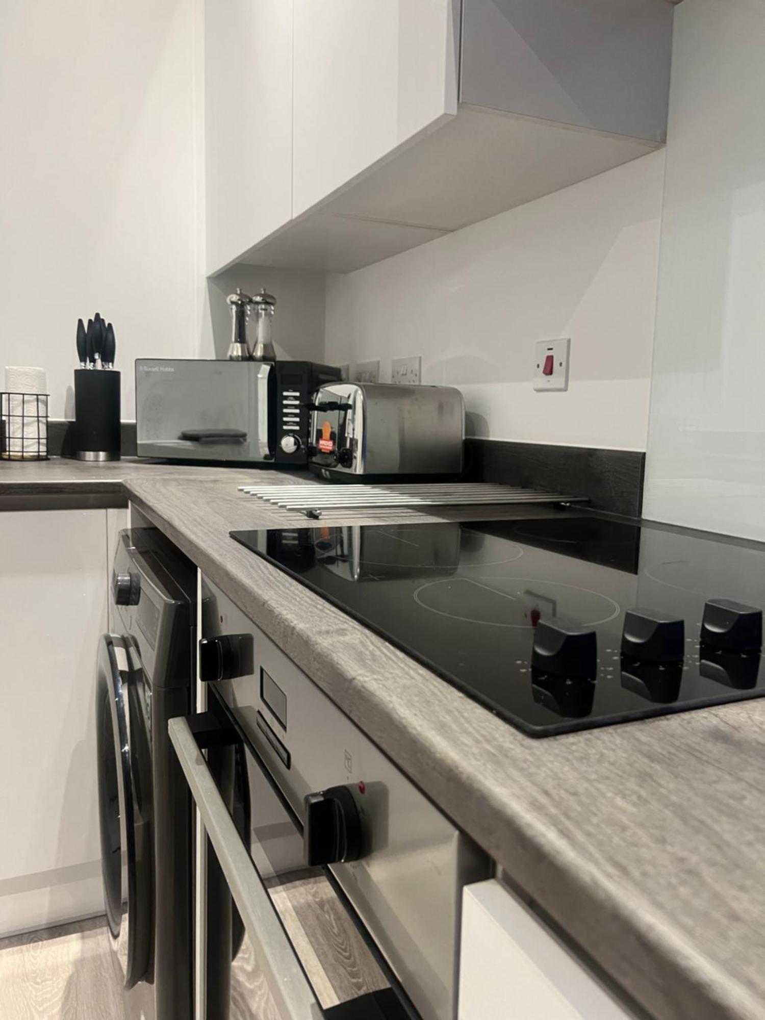 The Parkes A Stylish 3Br House, 5 Mins From Central Birmingham Close To The Edgbaston Stadium, The Hippodrome, Uob, Aston And Bcu, China Town, Kings Heath Bhx Airport And Much More Luaran gambar