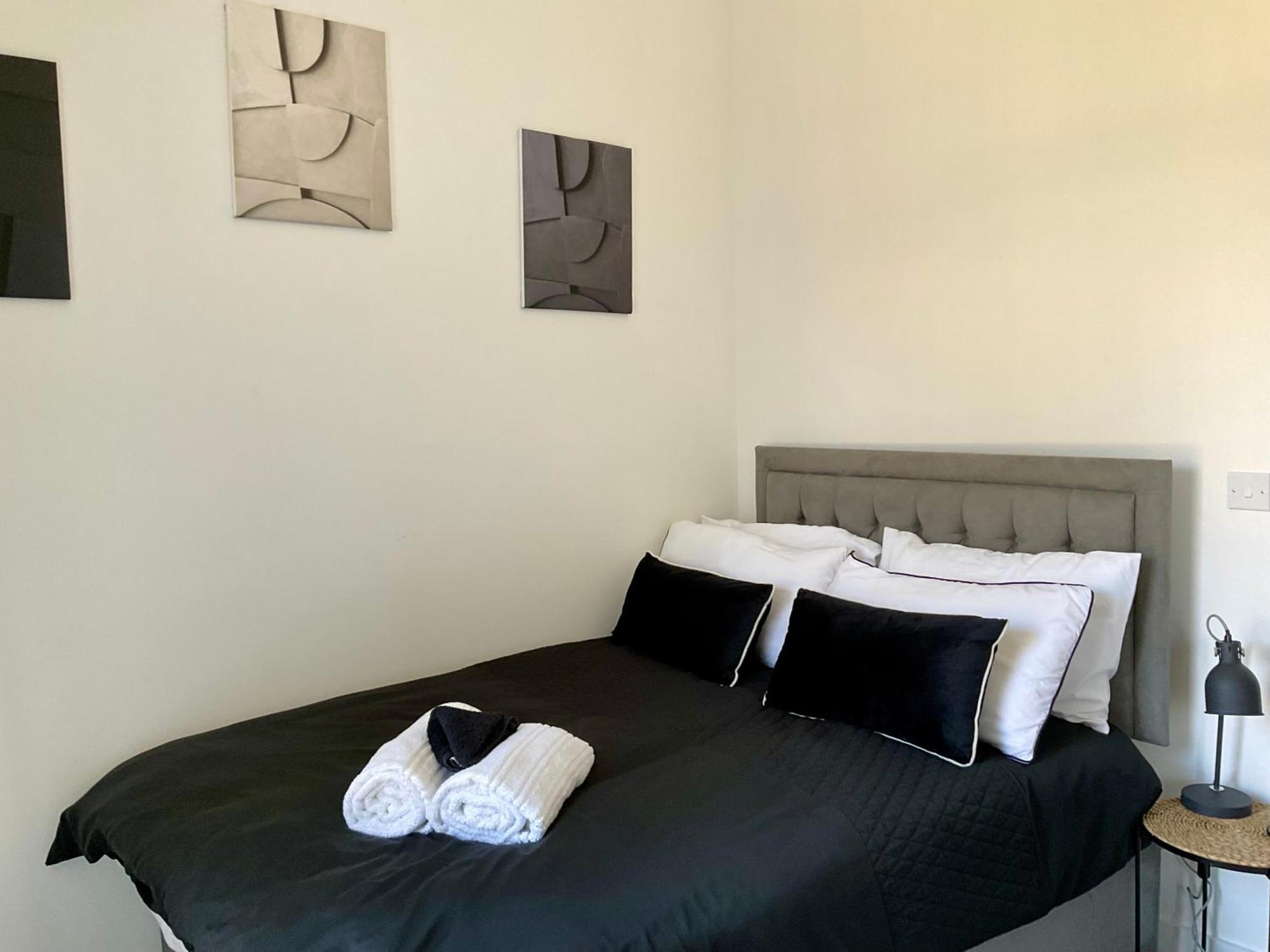 The Parkes A Stylish 3Br House, 5 Mins From Central Birmingham Close To The Edgbaston Stadium, The Hippodrome, Uob, Aston And Bcu, China Town, Kings Heath Bhx Airport And Much More Luaran gambar