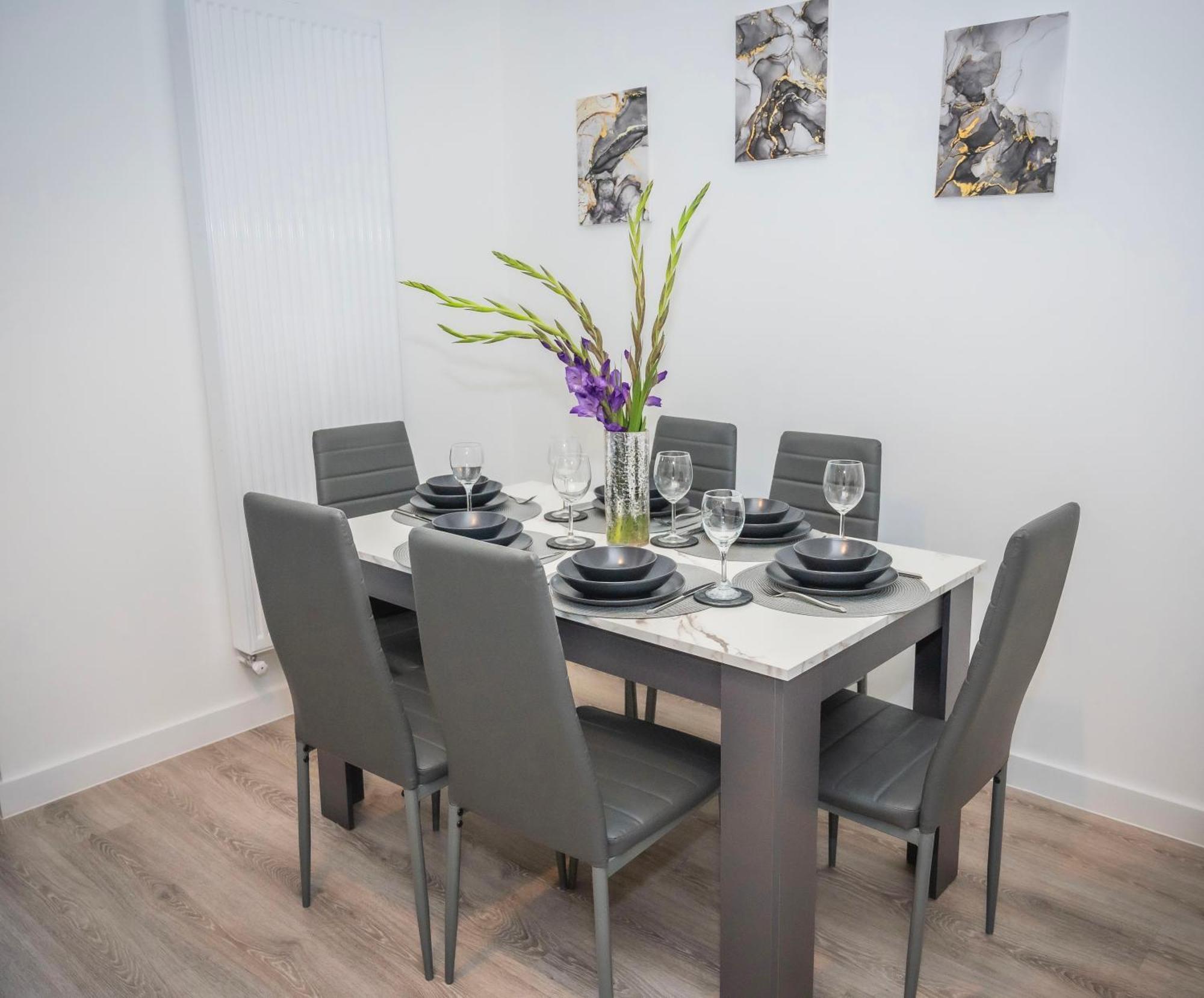 The Parkes A Stylish 3Br House, 5 Mins From Central Birmingham Close To The Edgbaston Stadium, The Hippodrome, Uob, Aston And Bcu, China Town, Kings Heath Bhx Airport And Much More Luaran gambar